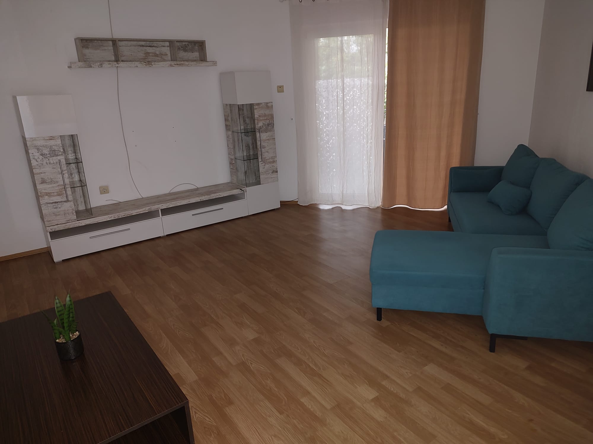 Casă de închiriat Jucu de Mijloc, Cluj | 2 dormitoare, living, 2 băi | 110 mp | 730 EUR/lună
